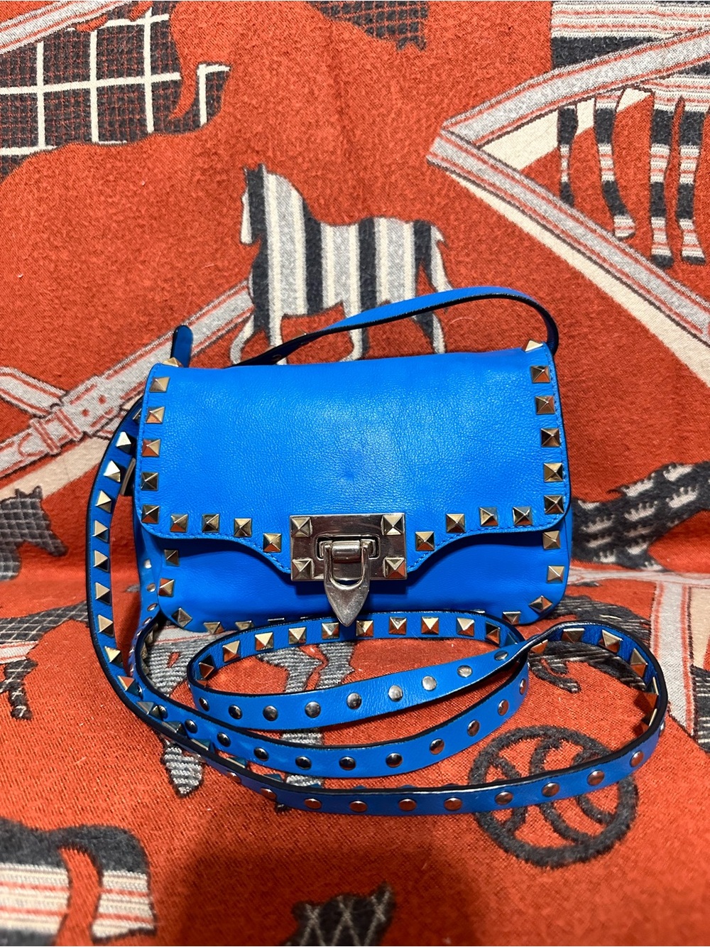 Valentino Garavani ❤️🌟 Vibrant Blue Rockstud Leather Flap Crossbody Bag ⭐️